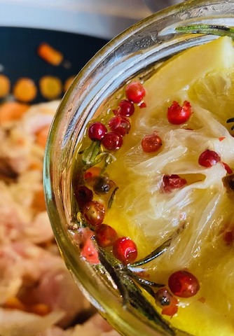 Poulet, façon tajine, citrons confits maison olives. Bonus recettes